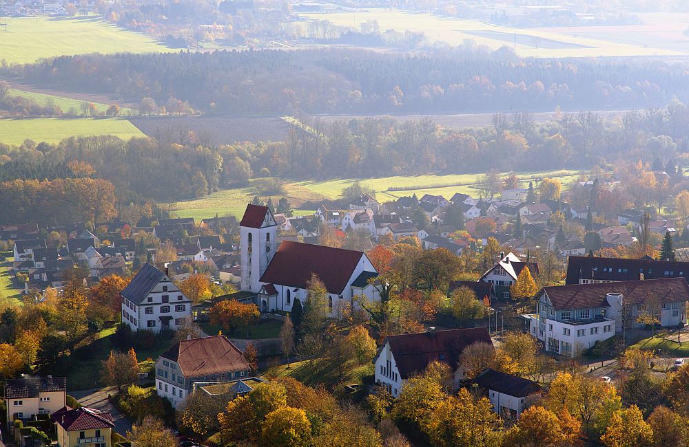 Berg-Kuppe mit Kirche und Rathaus