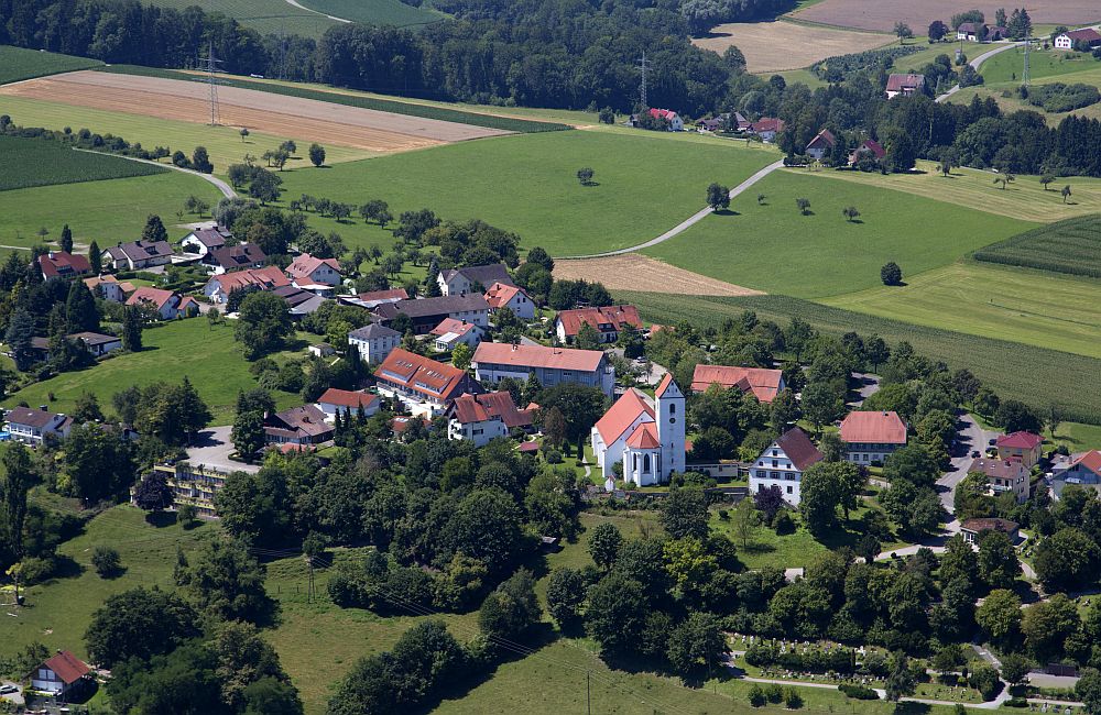 Berg-Kuppe mit Kirche und Rathaus