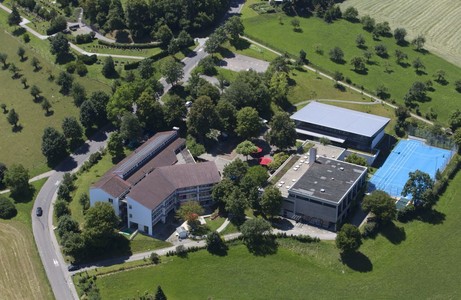Grundschule Berg mit Sporthalle sowie Turn-und Festhalle